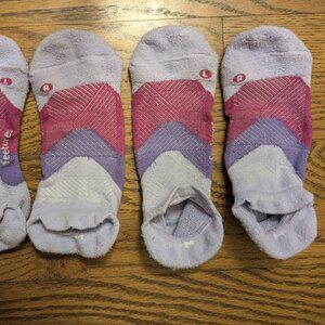 2 Pairs Feetures Elite Max Cushion No Show Tab socks size Medium